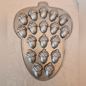 Nordic Ware Metallic Acorn Cakelet Pan, 2 Cup Volume, NWOT